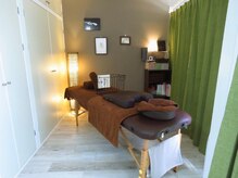 清潔なお部屋に、小鳥作家さんの原画などを飾っています。