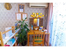 小顔矯正サロン ぷてぃらっくの雰囲気（貸切りの店内。メイクブースもあり！お子様同伴も大歓迎）