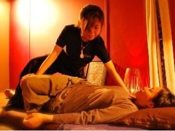 タイ古式マッサージアンドカフェ ワイルーム 静岡(wairoom)の写真/体の硬い方もプロのセラピストにお任せ！リフレ付メニューもあり、飲みすぎなどの消化器系の疲れにも◎