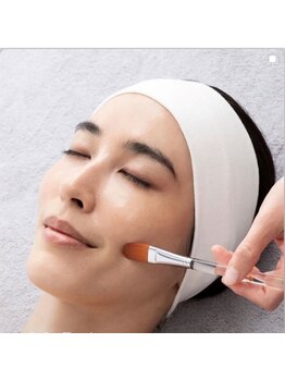 サロン ド ノエル(Salon de Noel)の写真/艶のあるお肌にしたい！しわたるみケアにもアプローチ◎エンビロンのピーリング×ビタミン導入