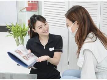 ホワイトニングショップ 豊中店の写真/短時間で最大限の効果◎遅い時間まで営業しているので、仕事帰りにも♪食事/喫煙の制限なしだから嬉しい♪