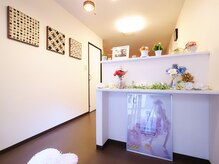 エステティーク吉田千絵の雰囲気（入ってすぐの飾り棚【野田駅、玉川駅エステサロン】）