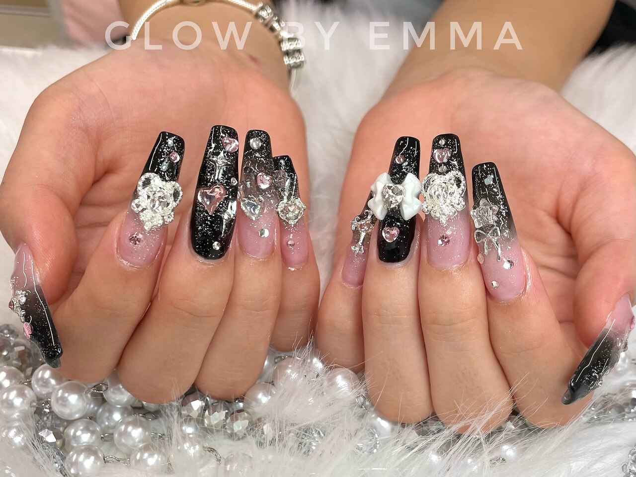 2025年-2026年冬トレンド】ブラック ハートのネイルデザイン集｜人気順