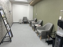 ブライル(Braille)の雰囲気（ゆったりした待合室。ウォーターサーバーもご用意しております♪）