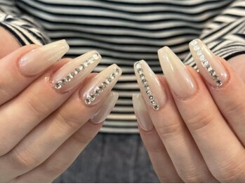 ネイルメゾン 梅田(NAIL MAISON)/乳白色ラインストーン