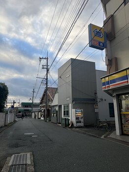 ハーズプラス(hers+)/3、突き当たりを右へ→真っ直ぐ