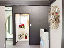 ムーヴオン 府中(MoveOn)の雰囲気（広々とした店内は白とグレーを基調とした落ち着いた雰囲気です。）