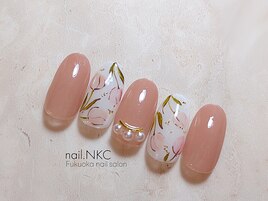 大人かわいいチューリップネイル