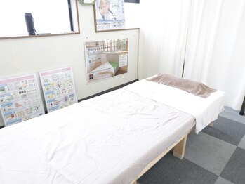 クリニカルカイロラクロス 西条/清潔感のある施術ベッドです