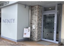 インフィニティ ビューティサロン 姫路店(INFINITY beautysalon)の雰囲気（姫路城前の通りにございます。お店前に駐車場あり。）