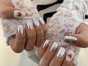 トリッカバルコニー ハヤマ(tricca Balcony Hayama)/ミラーネイルを使用海外風ネイル