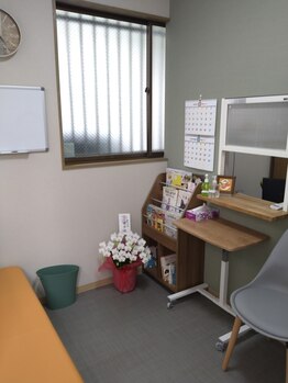 柴田カイロプラクティック/明るく余裕の有る待合室