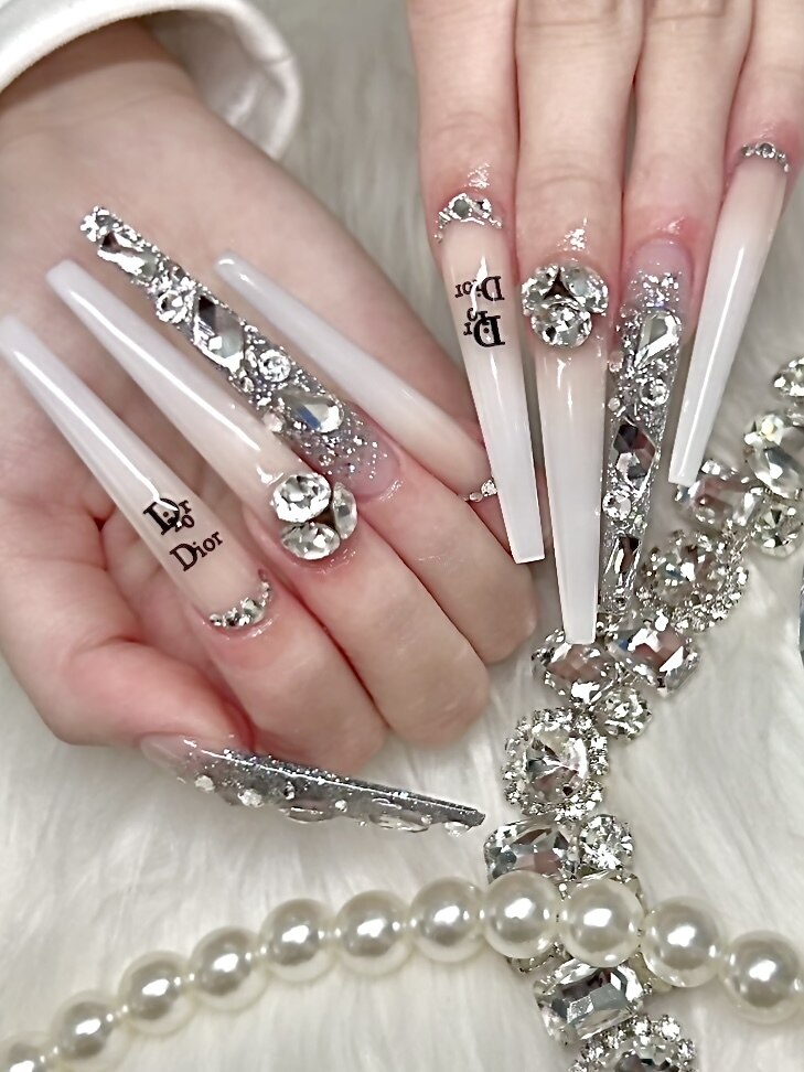 2025年-2026年冬トレンド】ホワイト スーパーロングのネイルデザイン集