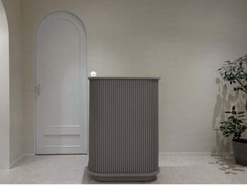 イプ(ip)の写真/スラリと美しい指先へ導く、心地よいひとときを。こだわりの大人上品ネイルで指先から美しく♪