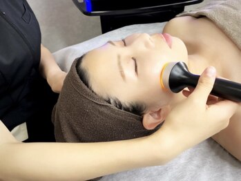 エミニー(EMINY)の写真/《結果出しコンテスト受賞歴あり》1台13役の多機能美顔器使用★お肌のお悩みに合わせた施術で艶美肌へ