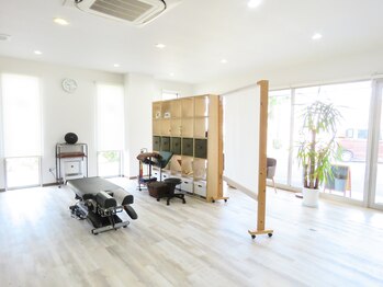 たくみカイロプラクティック/光が差し込む開放的な店内