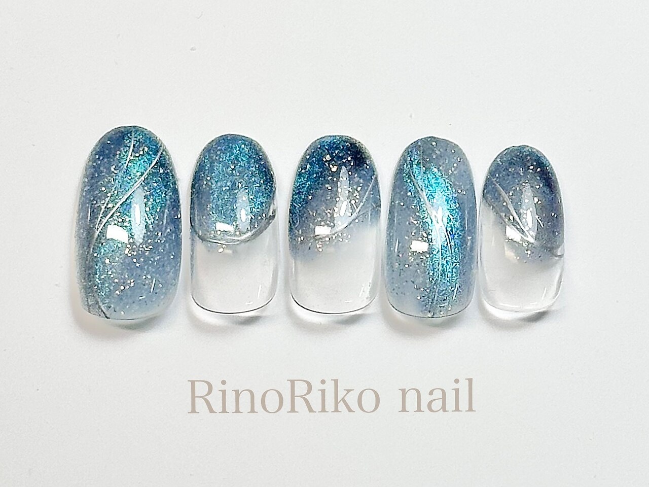 2025年-2026年冬トレンド】ブルー ラメグラデーション ハンドのネイル