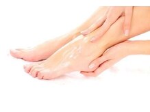 嫌な乾燥をEGF配合のEORAでかかと～足先までつるんと滑らかに♪