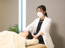 美顔デザインsuu.～若見えと歪み矯正専門の小顔サロン～/【施術風景】(5)顔・頭蓋骨矯正