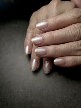骨色ちゃんねる/クリアなのに白く輝く上品ネイル