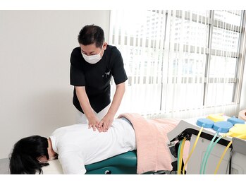 ゼン接骨院(ZEN接骨院)の写真/深部の筋肉を緩めるハイボルテージ&姿勢矯正で負担軽減!腰の悩みを根本からサポート♪