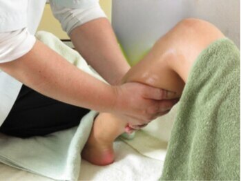 らくらく庵の写真/歴20年の経験豊富なスタッフが大きな手で足を包み込みむくみを解消後全身をもみほぐし♪