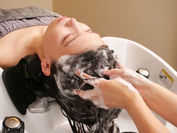 リンサ 心斎橋店(RINSA)の写真/頭浸浴ヘッドスパ+首肩肩甲骨オイルマッサージで極上の贅沢ご褒美時間◎首肩肩甲骨マッサージでコリも改善