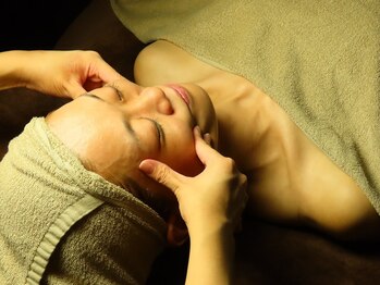 アラモードアイの写真/顔筋・骨格な体の構造を改めて勉強し、200以上もある顔のツボを刺激し、緩急や力加減を変えて効果を検証！