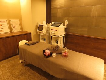 L’s -Beautysalon&Dining-【ネイル/美容鍼/エステ/痩身/脱毛/もみほぐし/整体】の写真/最新マシン【フリードエッジ】で脂肪細胞に直接分解アプローチ!最短で理想の美脚とボディラインへ♪