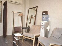 ヒーリングファクトリー ありのみ整骨院 和泉院(HEALING FACTORY)の雰囲気（待合所、ウォーターサーバー完備いつでもご利用頂いて結構です。）