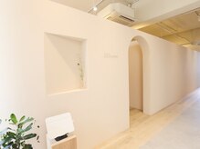 ディーネイル アイラッシュ オカザキ(DEE nail×eyelash okazaki)の雰囲気（2F eyelash。心地よいベッドでゆったりお過ごしいただけます）