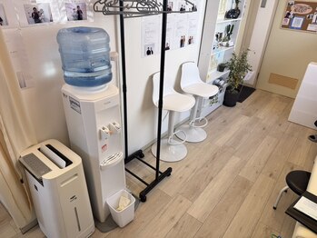 リ・ムーヴ鍼灸整体院　大宮駅前院/☆明るい待合室です