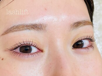 ファミーユ タカサキ(Fameu TAKASAKI)/上下 まつ毛パーマ