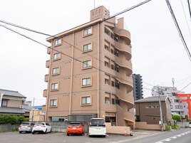 茶色のマンションが目印です！