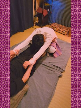 りあん/腰も腕も伸びながら腸筋へ深圧!