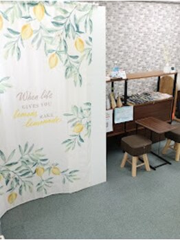 Under Seven 新石切店【アンダーセブン ピラティススタジオ ストレッチ】/更衣室入口と待合