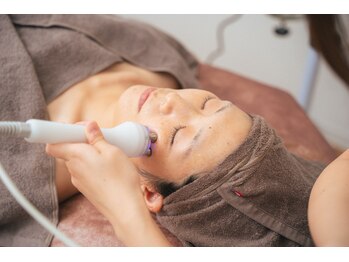 beauty salon Miroaの写真/本格EMS美顔器を使用し、お悩み別にアプローチして理想のハリ感を目指すエステ体験！☆