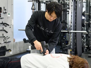 ヨロジム(YOLO GYM)/マッサージ風景(マッサージガン)