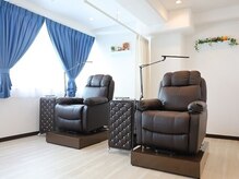 ◆店内はゆったりリラックス空間◆ふかふかのリクライニングチェアも完備で快適にお過ごしいただけます♪
