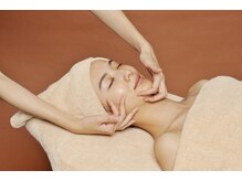 ≪天然ヒアルロン酸ケア≫1gで6Lの水分を保持するヒアルロン酸配合の美容液を使用