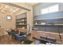 イロハネイル(IROHA NAIL)の雰囲気（コンクリ壁と木目調が特徴のネイルサロンです◎）