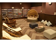 天然温泉 湯花楽 厚木店の雰囲気（サウナ内設のクールルームでは、マンガ&雑誌が読み放題♪）