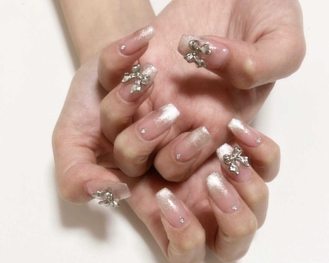 シルバーシェル埋めつくしニュアンスネイル 韓国 ちゅるん 冬 クリスマス 成人式 シルバーシェル埋めつくしニュアンスネイル 韓国 ちゅるん 冬