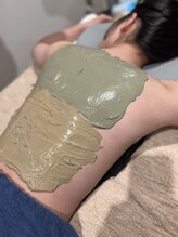 ムスビ(musubi)/背中クレイパックメニューに登場