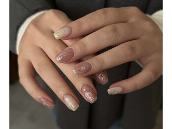 アイラ(ayla)の写真/ネイルが初めての方に◇指先がキレイに見えるフォルム形成にこだわりあり！眉毛とネイルの同時施術も可能◎