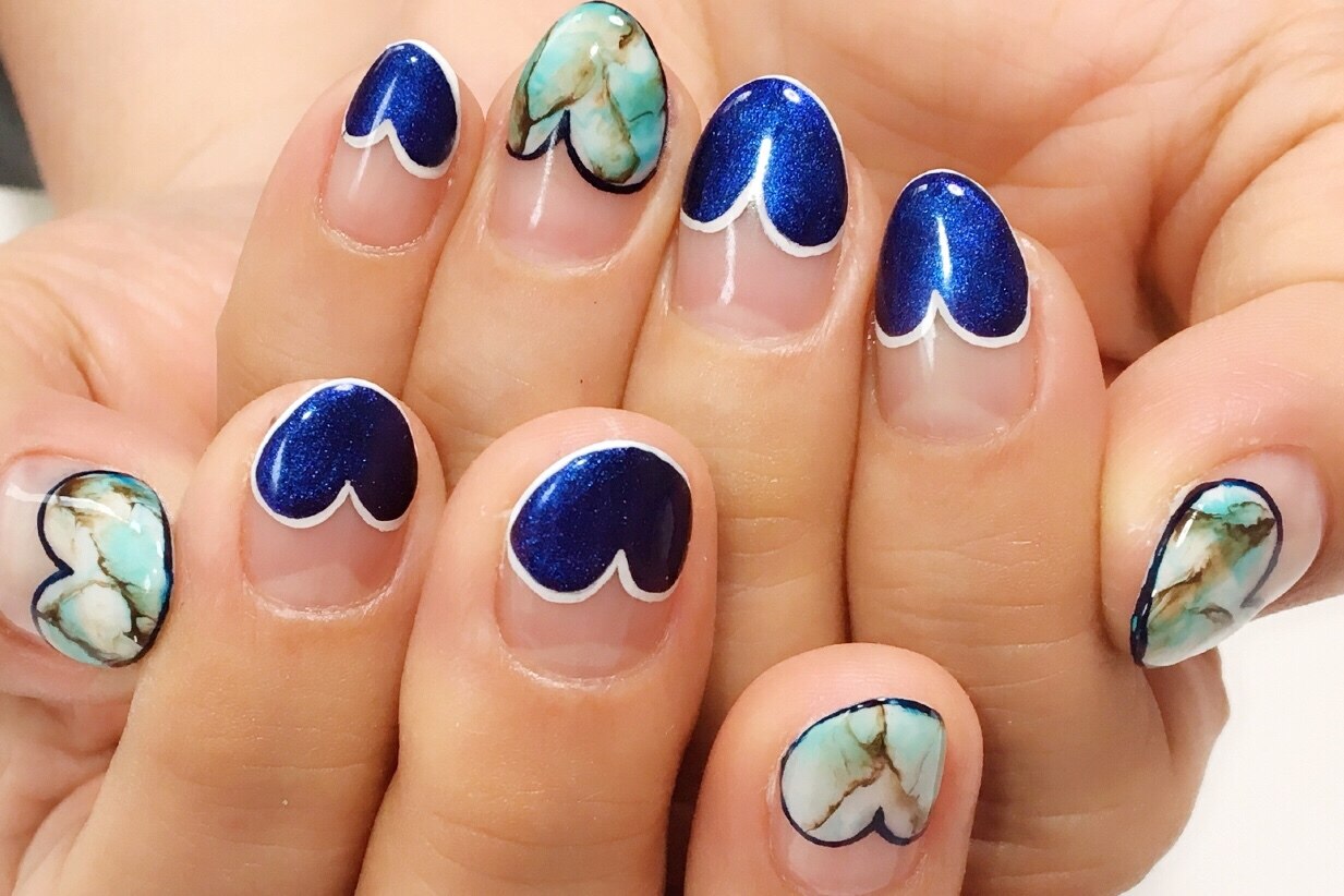 2026年冬トレンド】ハートフレンチのネイルデザイン集｜新着順｜17