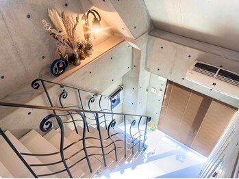 エルツ(Erz.)/メゾネットのお洒落な店内