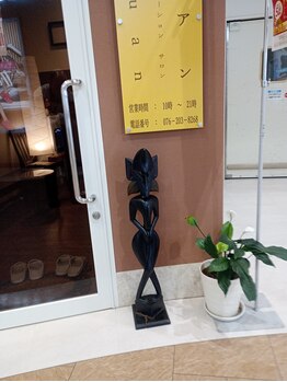 ルアン/入り口前の置物