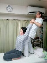 中央治療院/伸ばして背骨調整！