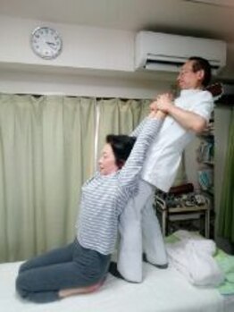 中央治療院/伸ばして背骨調整!